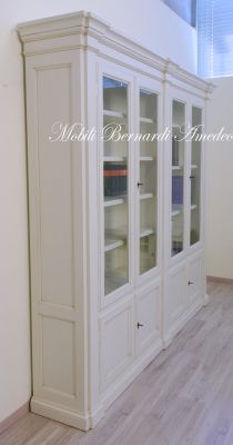 Libreria in stile classico  finitura colore bianco anticato con ante chiuse e ante a vetro da soggiorno o studio